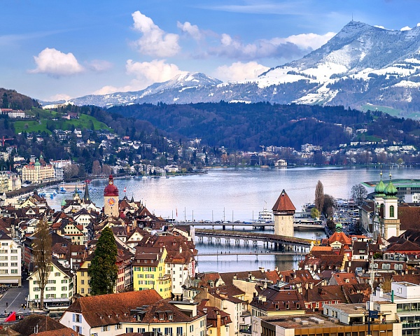 По данным банка UBS, в этом году стоит ожидать выгодных цен на роскошные альпийские шале в Швейцарии