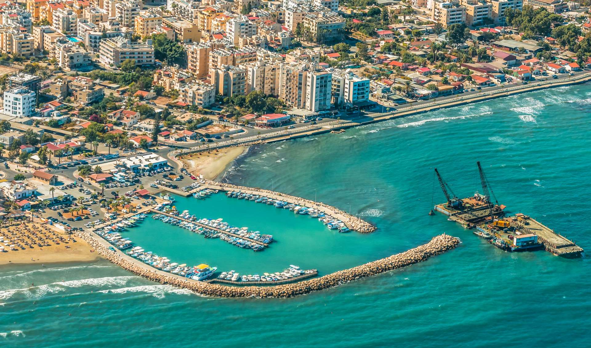 По данным Департамента земель Кипра россияне стали самой многочисленной группой иностранных покупателей недвижимости в стране с начала года